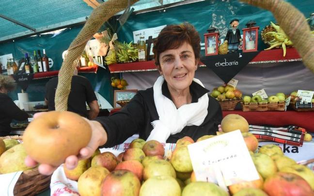 Itziar Etxebarria muestra algunas de sus manzanas.