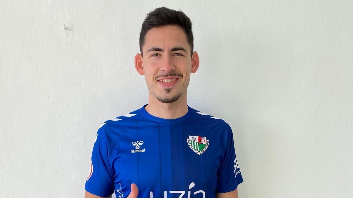 Gonzi posa con la camiseta del Antequera.