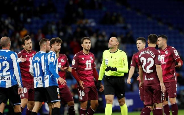 Mateu Lahoz, protestado por los jugadores de la Real tras anular el pasado curso un gol a Alexander Isak contra el Espanyol.