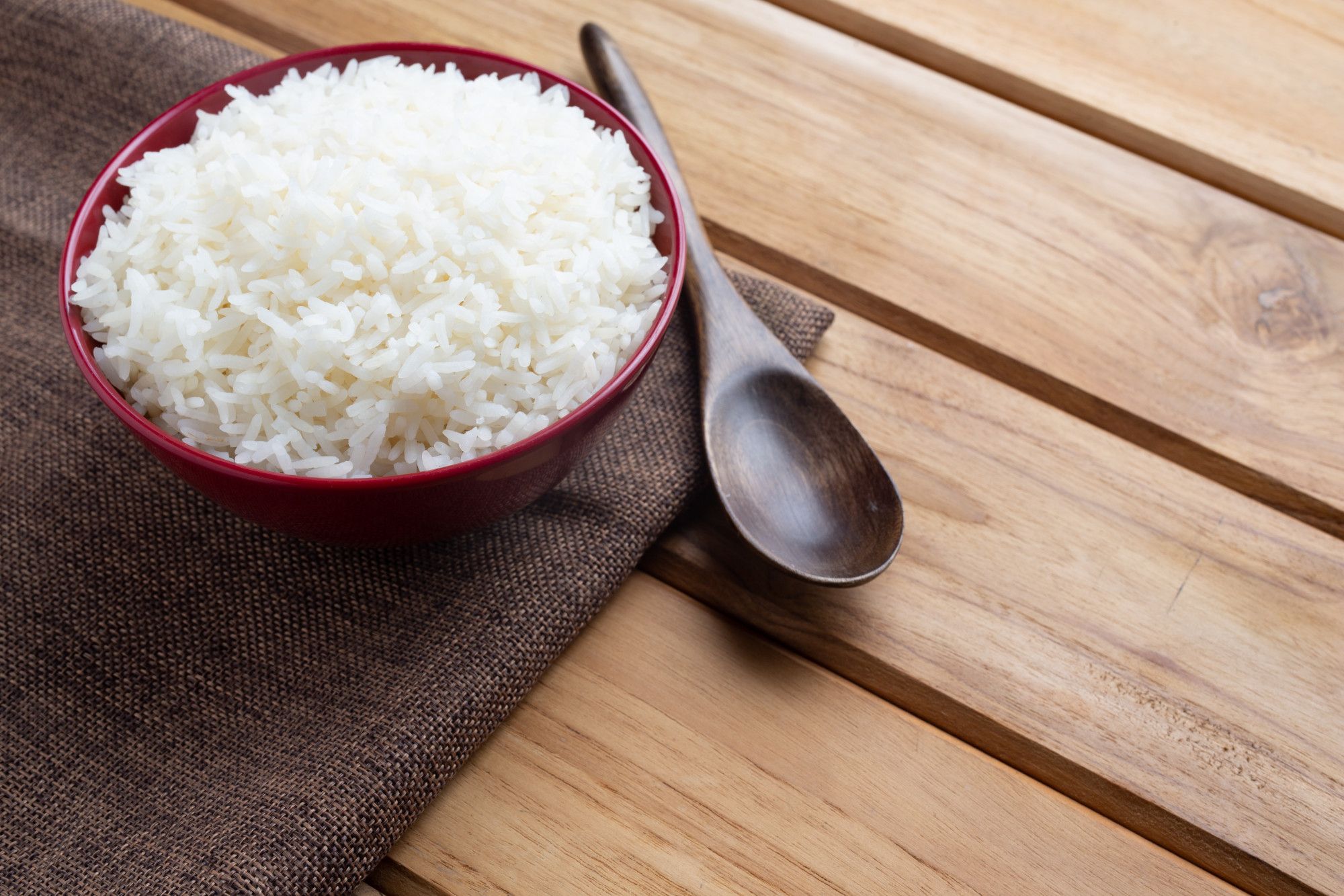 Cuenco con arroz blanco cocido.