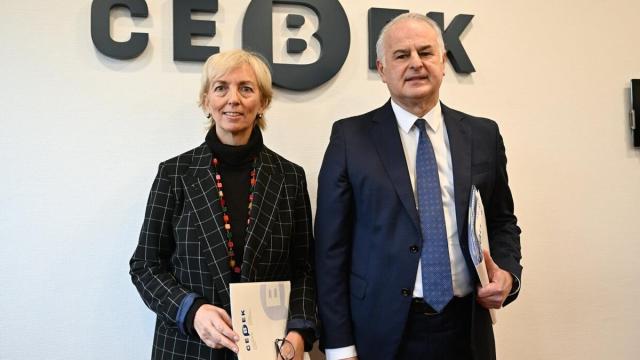 Carolina Pérez Toledo y Fran Azpiazu, esta mañana, antes de su comparecencia.