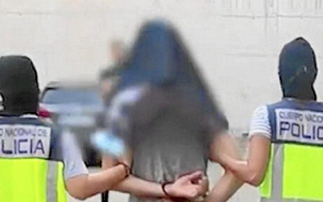 Detención de un presunto yihadista en Mataró. | FOTO: POLICÍA ESPAÑOLA Detención de un presunto yihadista en Mataró. | FOTO: POLICÍA ESPAÑOLA