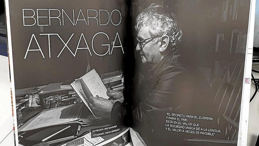 Bernardo Atxaga habla también de la importancia que hay que darle al euskera.