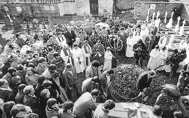 Entierro de Mikel Zabalza, en diciembre de 1985. Foto: Ezcurdia