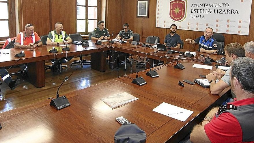 El jefe de Policía Municipal de Estella se dirige al resto de la Junta de Seguridad.