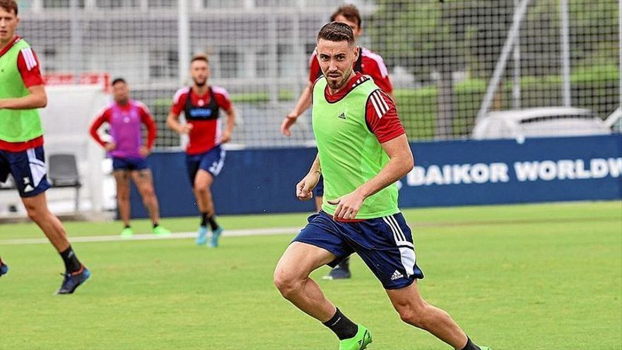 El centrocampista alicantino Moi Gómez, nuevo fichaje de Osasuna, en el entrenamiento de ayer en Tajonar antes de viajar a Países Bajos.