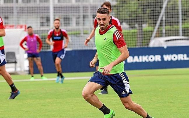 El centrocampista alicantino Moi Gómez, nuevo fichaje de Osasuna, en el entrenamiento de ayer en Tajonar antes de viajar a Países Bajos.
