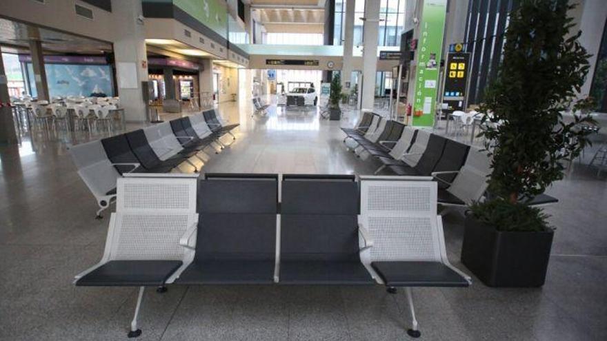 Interior del edificio terminal del Aeropuerto de Pamplona