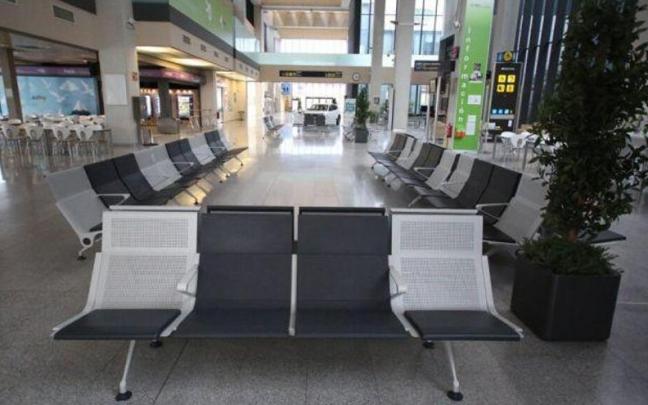 Interior del edificio terminal del Aeropuerto de Pamplona