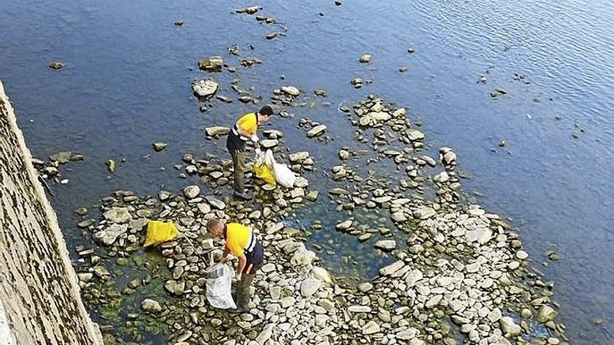 Urzain taldeko kideak ibai bazterrak garbitzen. | ARGAZKIA: N.G.