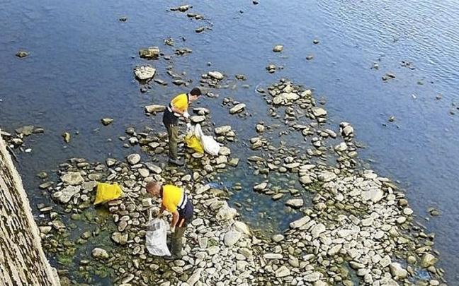 Urzain taldeko kideak ibai bazterrak garbitzen. | ARGAZKIA: N.G. Urzain taldeko kideak ibai bazterrak garbitzen. | ARGAZKIA: N.G.