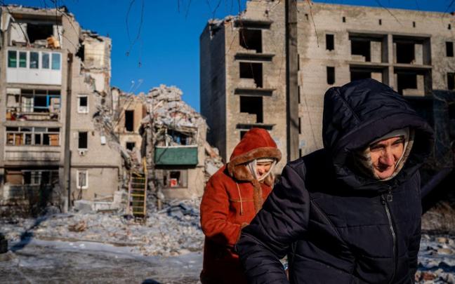 Varias personas en la localidad ucraniana de Chasiv Yar, destruida por las bombas rusas.