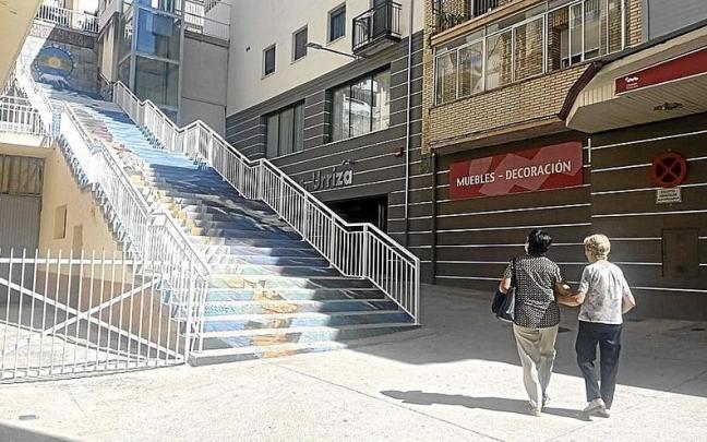 Dos mujeres miran el desnivel que las separa de la calle La Corte en el barrio de Lizarra. Dos mujeres miran el desnivel que las separa de la calle La Corte en el barrio de Lizarra.