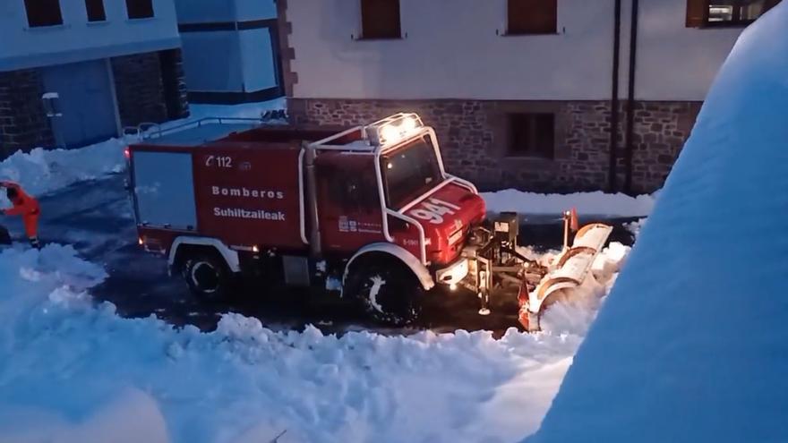Bomberos retiran nieve en Burguete este miércoles