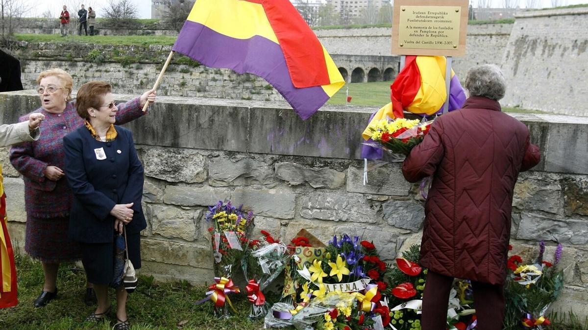 Placa en recuerdo de los fusilados, en la Vuelta del Castillo.
