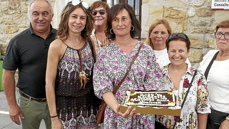 Las ganadoras del concurso de calderetes con los y las miembros del jurado.