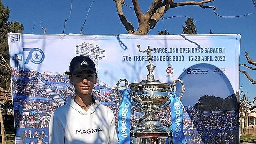 María Trujillo, posando con el Trofeo Conde de Godó.