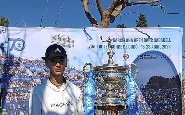 Mar&iacute;a Trujillo, posando con el Trofeo Conde de God&oacute;.