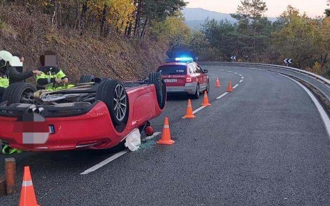 Los bomberos, junto al Porsche accidentado.