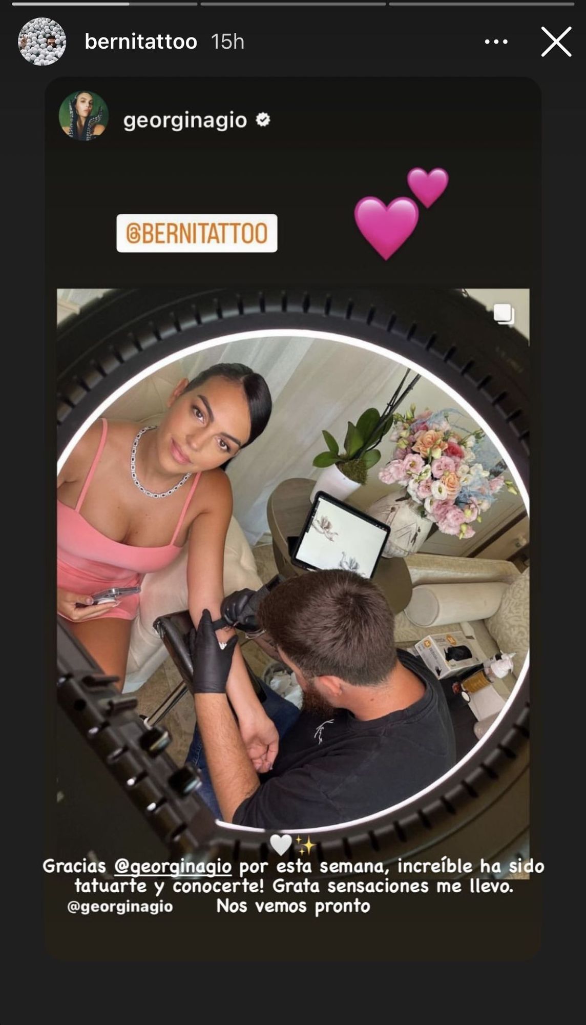 Georgina se hace su primer tatuaje en Cerdeña.