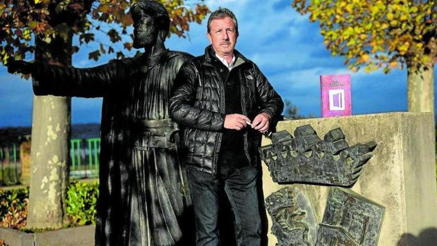 Ordoki, con su nuevo libro, junto a la estatua de Sancho el Mayor en la Avenida Baja Navarra de Pamplona, reclama más entendimiento con la CAV.