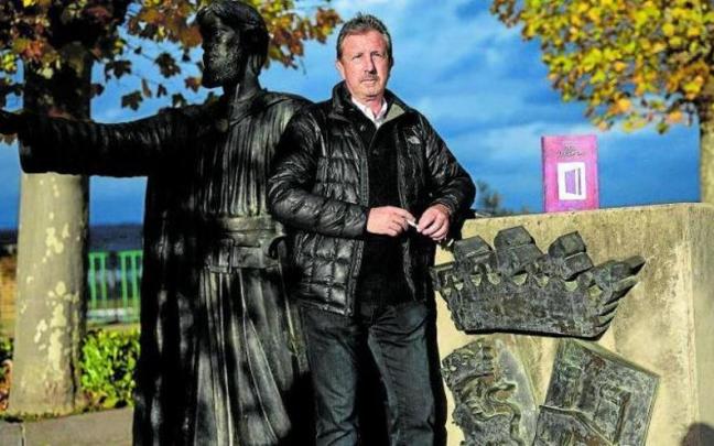 Ordoki, con su nuevo libro, junto a la estatua de Sancho el Mayor en la Avenida Baja Navarra de Pamplona, reclama m&aacute;s entendimiento con la CAV.