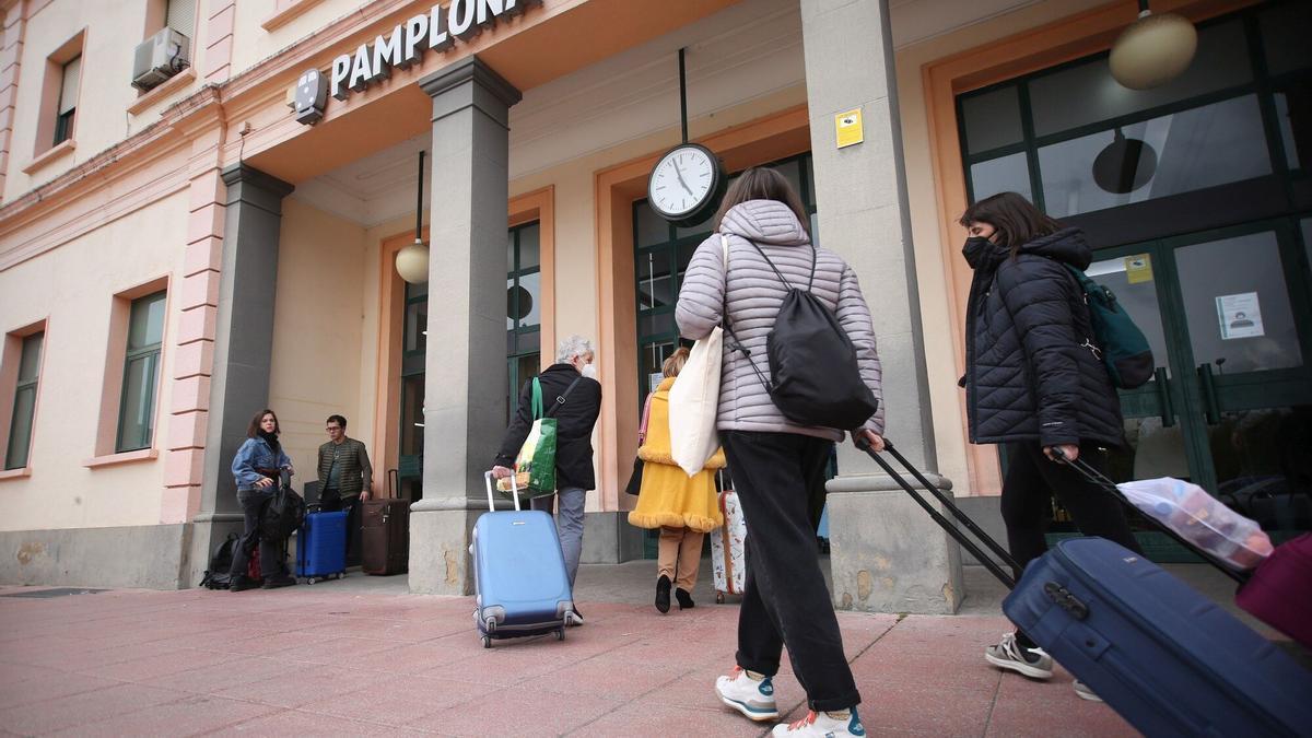 Viajeros llegan a la estación de Renfe de Pamplona.