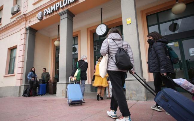 Viajeros llegan a la estaci&oacute;n de Renfe de Pamplona.