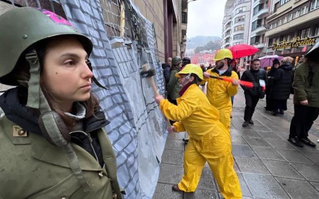 Exterior de los juzgados de Bilbao donde ha comenzado el juicio a dos antimilitaristas por da&ntilde;os en el cuartel