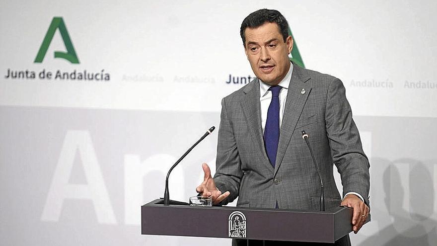 Juanma Moreno, durante la rueda de prensa que ofreció ayer en Sevilla. | FOTO: E. P.