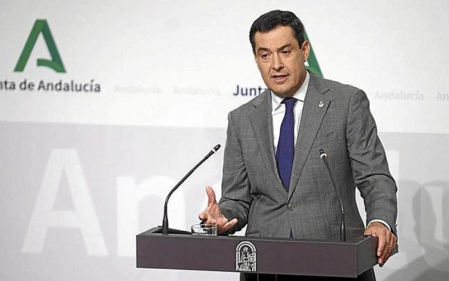 Juanma Moreno, durante la rueda de prensa que ofreció ayer en Sevilla. | FOTO: E. P.