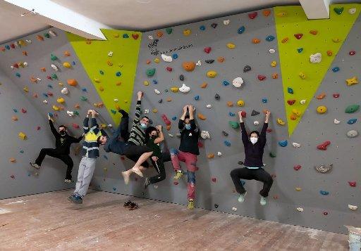 Un grupo de personas que han trabajado en auzolan prueba el 'boulder' llevado a cabo en auzolan.