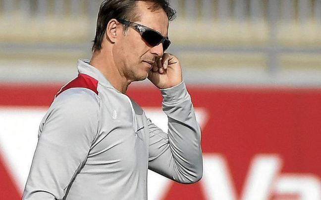 Julen Lopetegui, en el entrenamiento de ayer en el Sánchez Pizjuán. | FOTO: AFP Julen Lopetegui, en el entrenamiento de ayer en el Sánchez Pizjuán. | FOTO: AFP