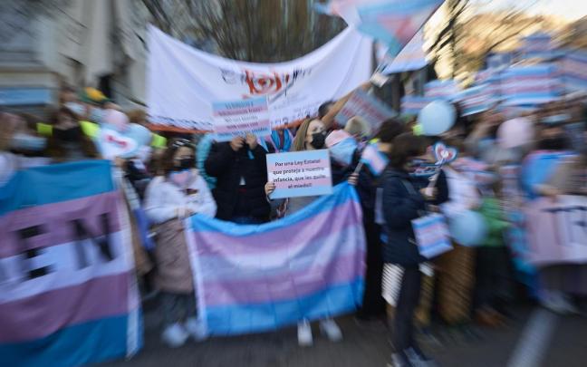 Miles de personas en una manifestación por los derechos de las personas trans