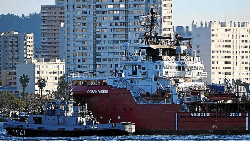 El buque ‘Ocean Viking’, a su llegada ayer al puerto de la base naval de Tolón.