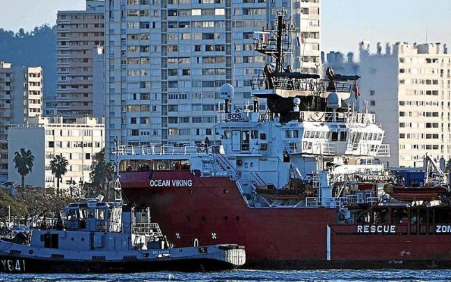 El buque ‘Ocean Viking’, a su llegada ayer al puerto de la base naval de Tolón.