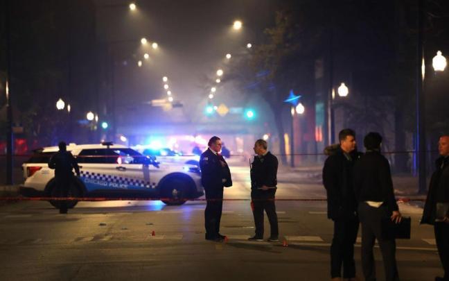 La Policía de Chicago en el lugar del tiroteo. La Policía de Chicago en el lugar del tiroteo.