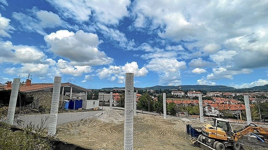 Las excavadoras continúan en el recinto escolar para dotar de cubierta al patio.