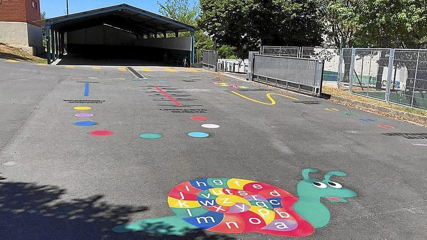 Los patios escolares cuentan con diversos juegos tradicionales pintados mediante pegatinas.