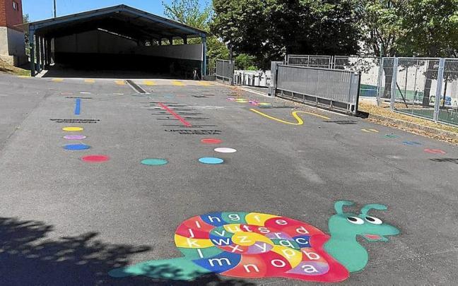 Los patios escolares cuentan con diversos juegos tradicionales pintados mediante pegatinas.