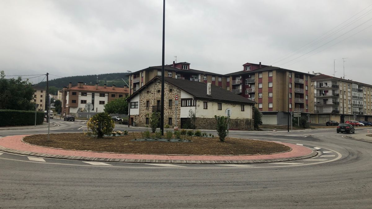 Una nueva rotonda ubicada en el cruce de Irubide consigue mejorar la movilidad en las entradas y salidas del municipio.