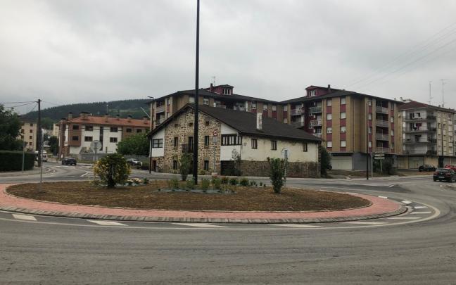 Una nueva rotonda ubicada en el cruce de Irubide consigue mejorar la movilidad en las entradas y salidas del municipio. Una nueva rotonda ubicada en el cruce de Irubide consigue mejorar la movilidad en las entradas y salidas del municipio.