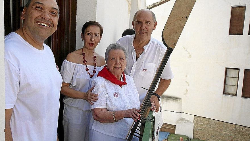 Sebastián Uz, María Luisa Goiburu, Marisa Aldaz y Ángel Martín Unzué se asoman al balcón minutos antes de prender la mecha festiva.