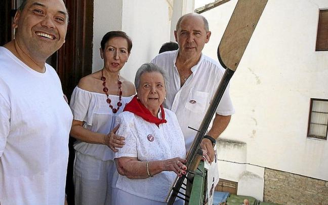 Sebastián Uz, María Luisa Goiburu, Marisa Aldaz y Ángel Martín Unzué se asoman al balcón minutos antes de prender la mecha festiva.