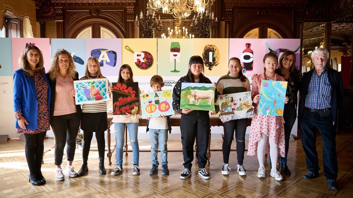 De izquierda a derecha: Itziar Gorricho, técnico de Turismo del ayuntamiento de Pamplona; Isabel Pueyo, representante del Consejo de la Producción Ecológica de Navarra; las finalistas Txikis Emma Politowicz López y Dafni Pueyo