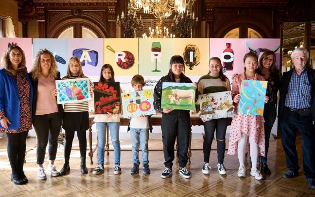 De izquierda a derecha: Itziar Gorricho, técnico de Turismo del ayuntamiento de Pamplona; Isabel Pueyo, representante del Consejo de la Producción Ecológica de Navarra; las finalistas Txikis Emma Politowicz López y Dafni Pueyo De izquierda a derecha: Itziar Gorricho, técnico de Turismo del ayuntamiento de Pamplona; Isabel Pueyo, representante del Consejo de la Producción Ecológica de Navarra; las finalistas Txikis Emma Politowicz López y Dafni Pueyo