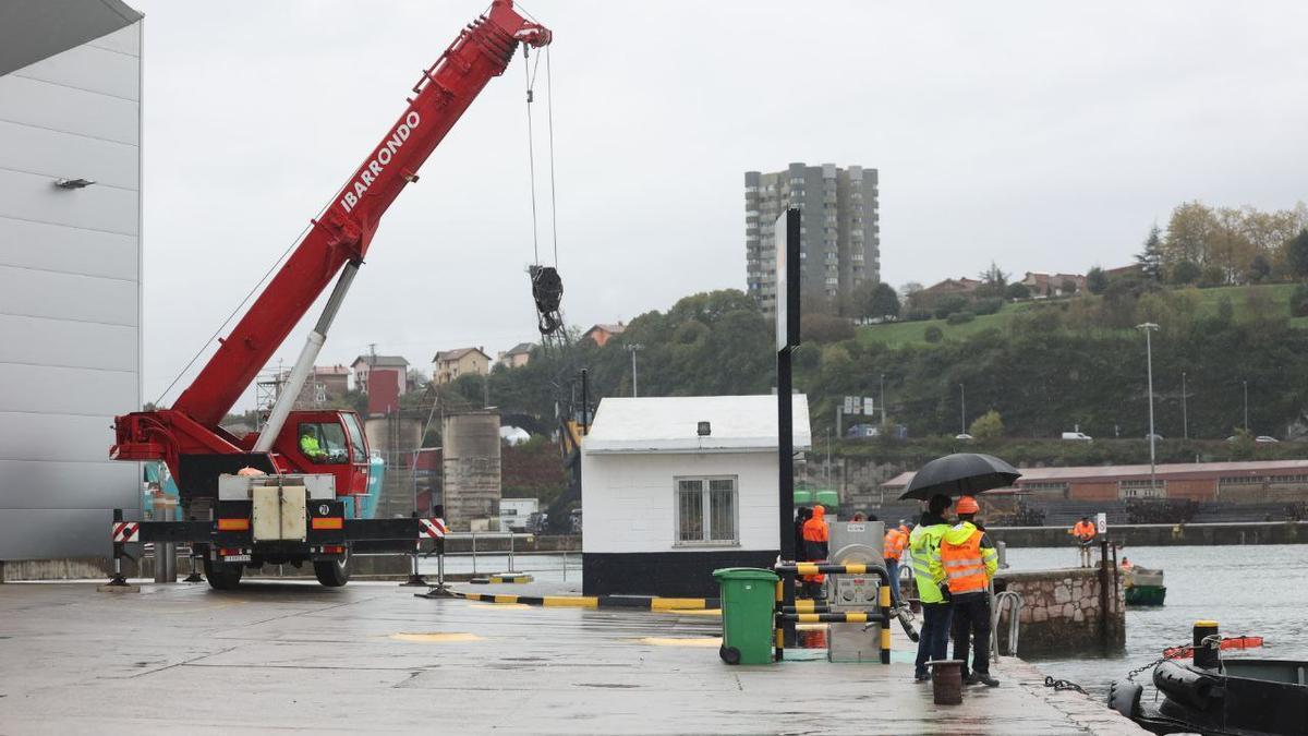 La grúa con la que han sacado el camión accidentado en Pasaia del agua