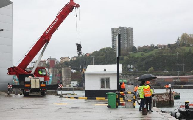 La grúa con la que han sacado el camión accidentado en Pasaia del agua La grúa con la que han sacado el camión accidentado en Pasaia del agua