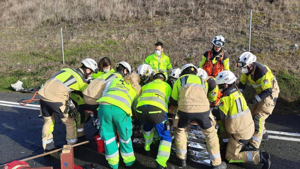 Los servicios de emergencia socorren a los heridos