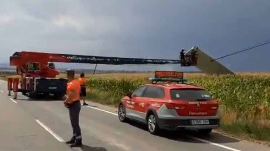 El aire arranca el techo de un camión y lo deja sobre el tendido eléctrico